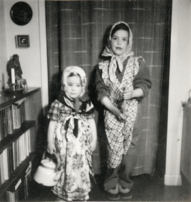 Systrarna Wohlin som påskkärringar på 1940-talet
