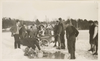 Förberedelse av ishockeyfältet vid Solbacka Läroverk, 1932