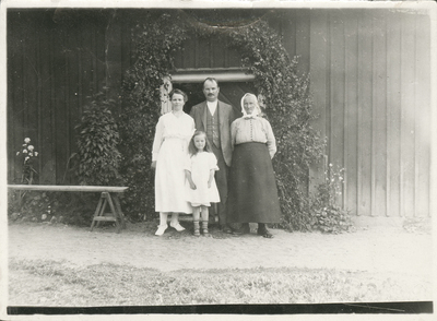 Familjen Blomsjö besöker fru Hedda i Svärta, 1920-tal