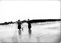 ”Louise” med sällskap och (sannolikt) hunden Tossan på isen, tidigt 1900-tal