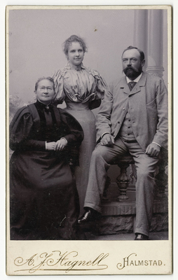 Visitkort, tre personer ca 1900, har tillhört konstnären Bodil Güntzel