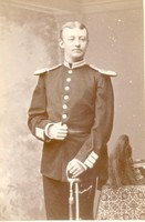 Porträtt av man i uniform