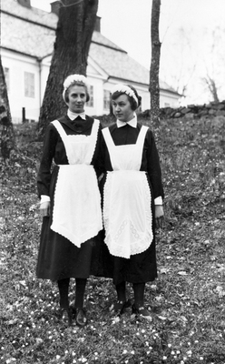 Olga och Anna på Björksund ca 1925