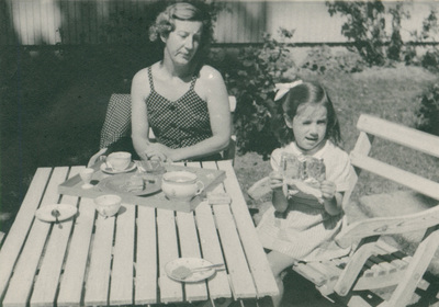 Karin och Suzanne Wohlin på sommarstället i Trosa omkring 1950.