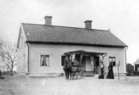 Prästgården i Vansö, exteriör med hästkärra och människor, omkring 1905