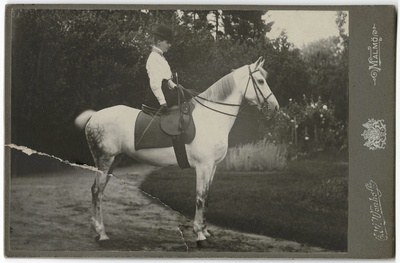 Visitkort, ryttarinna till häst, troligen Bodil Güntzel (1903-1998)