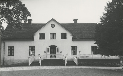 Näsbyholms gård, fasad med huvudentré åt väster.