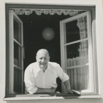 Peter Gemzell i ett fönster