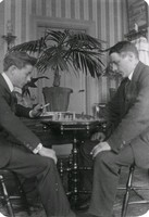 Två män spelar schack