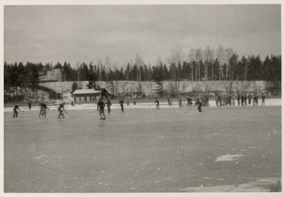 Elever från Solbacka Läroverk spelar bandy på Kyrksjön vid Stjärnhov, 1933