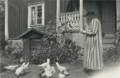 En kvinna med höns vid Björktorps gård