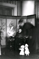 Helene Åkerhielm och troligen mamma Ingeborg, framför skärm, med dockor