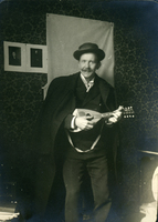 Gustaf (Bernhard Österman) som lustig mandolinspelare på Hotel de France i Amsterdam, december 1897