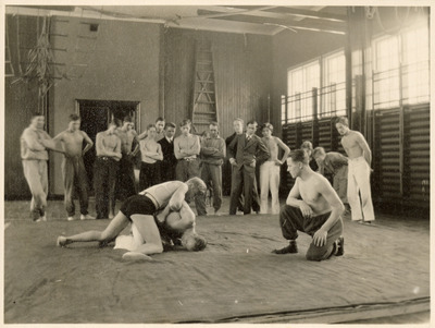 Elever vid brottningsträning på Solbacka Läroverk, 1933