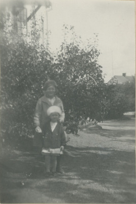 Porträtt på två barn i en trädgård, 1920-talet