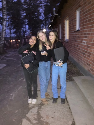 Tre tjejer utanför Europaskolan Rogge i Strängnäs, 2022