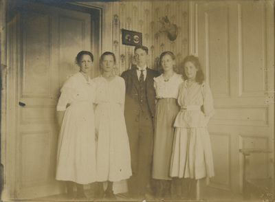 Gruppfoto, fyra kvinnor och en man