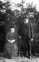 Rättare Karl Fredrik Karlsson och hans hustru Anna Sofia, Vevelsta (Wäfvelsta) i Husby-Oppunda socken omkring 1915
