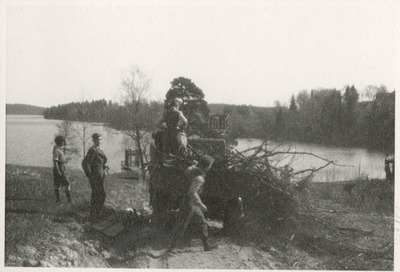 Elever från Solbacka Läroverk avlastar grenar vid Kyrksjön vid Stjärnhov, 1934