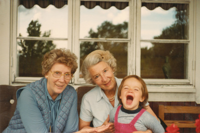 Karin Wohlin med sin syster Anna-Greta och barnbarnet Johanna, tidigt 1980-tal.