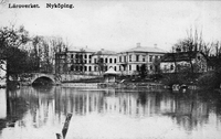 Vykort, läroverket, gamla stadsbron och åpartiet i Nyköping, tidigt 1900-tal