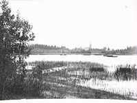 Floda kyrka från norr med Kyrksjön i förgrunden, 1890-tal