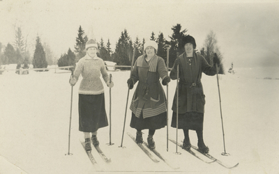 Tre kvinnor åker skidor