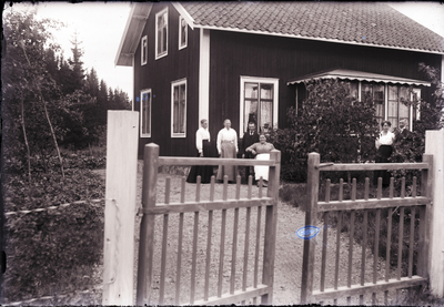 Familjeporträtt framför huset