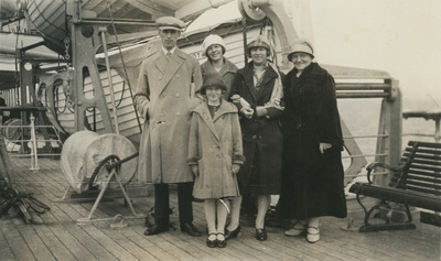 Gruppfoto ombord på fartyg, 1920-tal