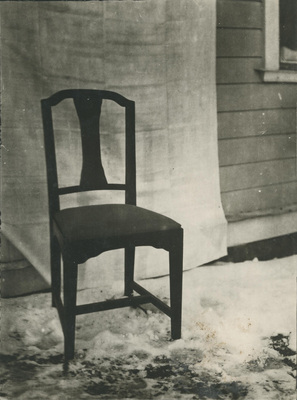 En stol som står utomhus
