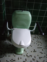 Handikappanpassad toalettsits från Hjälpmedelscentralen i Nyköping