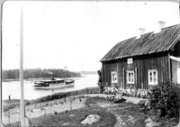Passargerarfartyg passerar nedanför gamla Gästgivaregården i Oxelösund