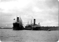 Malmfartyg och annat fartyg liggande utanför Oxelösunds (?) hamn