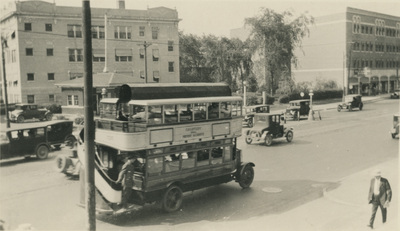 Trafikerad gara i en stad