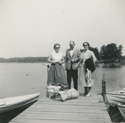 Eivor Gemzell, Ture och Anna Eklöf på bryggan