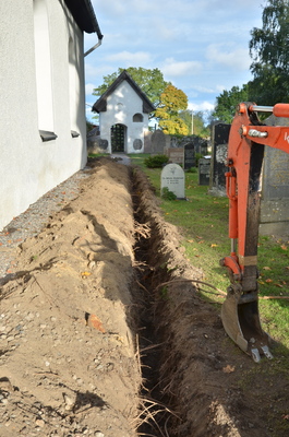 Lids kyrka, grävt dike för åskringledare