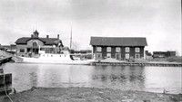 Hamnen i Nyköping år 1912, hamnkontoret till vänster