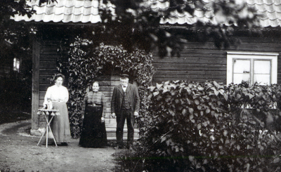 Familjen Jonsson i Enbystugan ca 1915