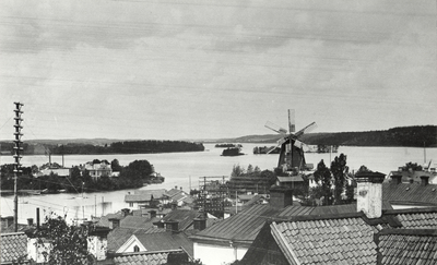 Utsikt över Kvarnbacken från Kyrkberget i Strängnäs omkring 1905
