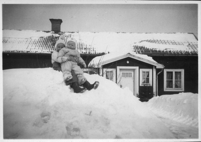 Maud och Hans Lindberg i snön vid Tibble i Skultuna 1950-51