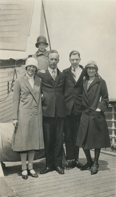 Gruppfoto ombord på fartyg