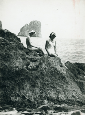 Kvinnor på stranden på Capri, 1955