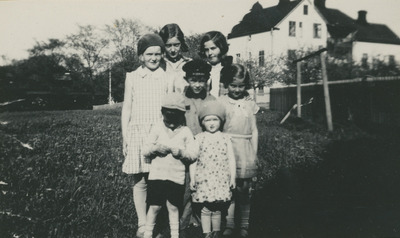 Grupporträtt av sju barn, 1920-tal