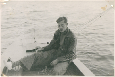 En ung man i en segelbåt, 1930-tal