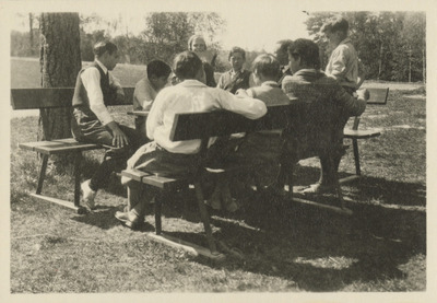 Elever sitter ute med en lärare runt ett bord, Solbacka Läroverk, 1932