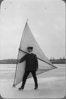 Man på skridskor med vindsegel, troligen Artur Lundqvist (1887-1959)
