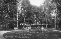 Vykort, Järnvägsparken i Nyköping med barn, tidigt 1900-tal