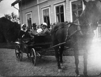 Familjen Ahlstrand på utflykt med häst och vagn, Staf i Floda socken 1931