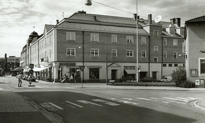 Gyllenhjelmsgatan 18-Järnvägsgatan 6 i Strängnäs.