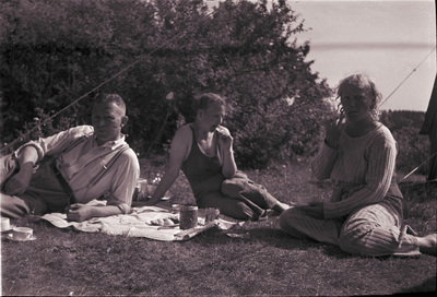 Gertrud Höglund med vänner på picknick